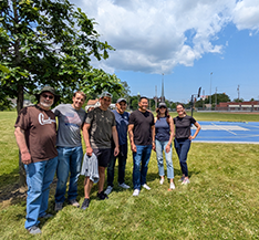 Kurv volunteers at park.